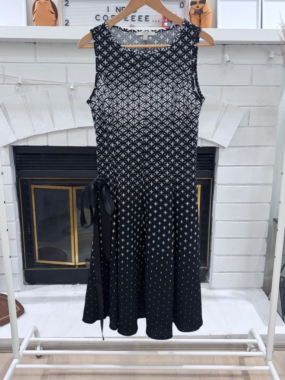 Haani sleeveless dress geometric pattern and a fit-and-flare silhouette.